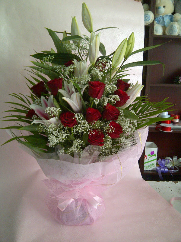roses-lilies-bouquet.jpg